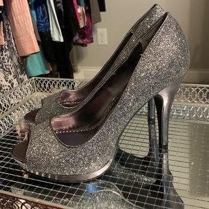 BNWOT Rampage dark grey glitter peel toe pumps size 9